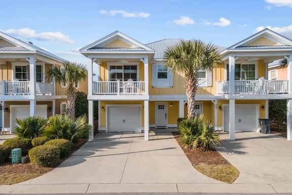Holiday Break Fun! Resort access, Quiet townhome welcomes pets - Image 1