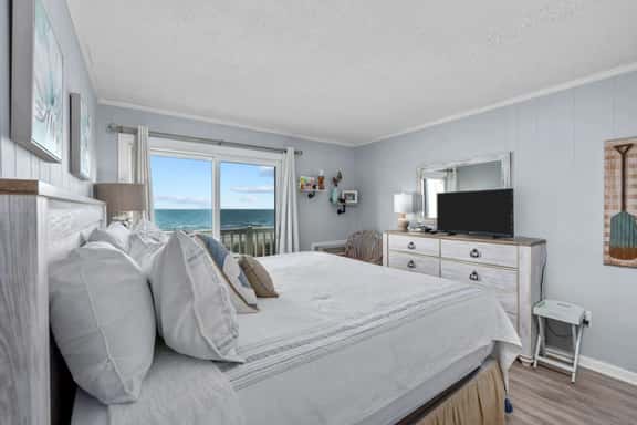 Cozy Holidays! Pet-Friendly, Oceanfront, Steps to Beach - Image 1