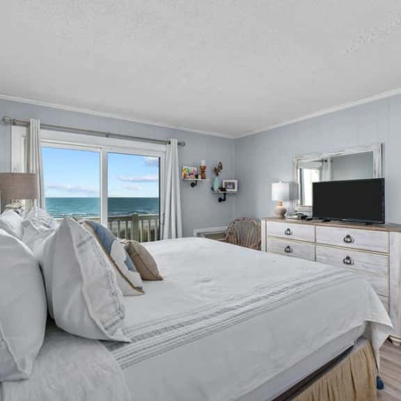 Cozy Holidays! Pet-Friendly, Oceanfront, Steps to Beach - Image 1