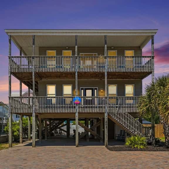 Holiday, Golf or Team Retreat | Sleeps 20, Pool, Next to Beach - Image 1